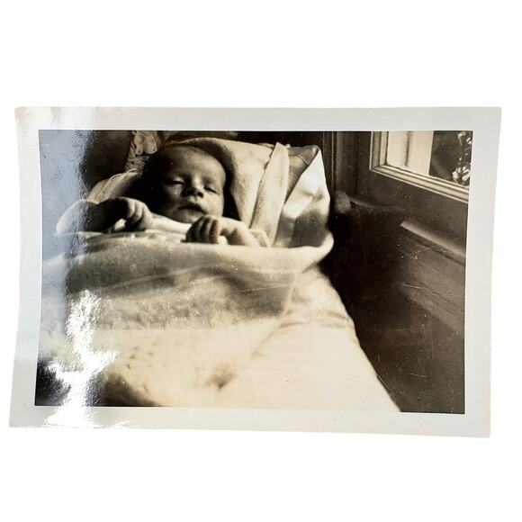 Vtg Newborn Baby Sleeping Monochrome Photography Found Snapshot B&W Landscape - Picture 1 of 4